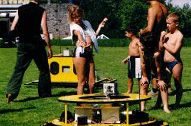 kidfeedrob.gif (74695 bytes)